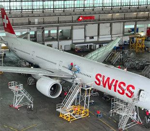 Швейцарська авіакомпанія обклеїла літаки "акулячою шкірою". Це економить пальне