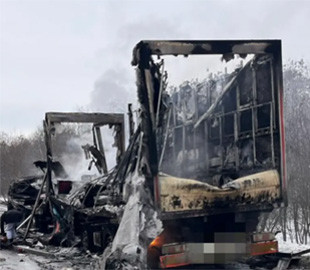Вантажівка "Нової пошти" та автобус зіткнулися на трасі в Кіровоградській області: водії загинули