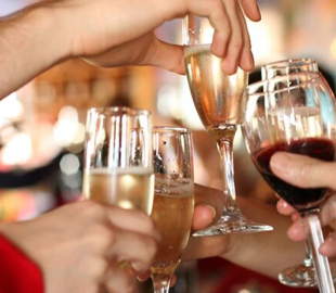 Вчені з’ясували, чому у людей виникає бажання напитися