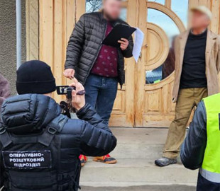 Кіберполіція Чернівців викрила злочинну групу у незаконному переправленні чоловіків через кордон