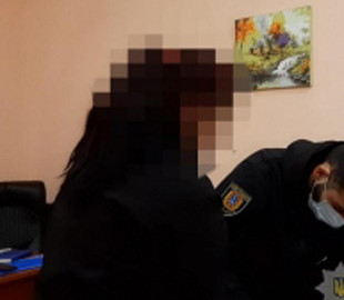 Попросил мобильный телефон: в Одессе девушка ударила незнакомца ножом в грудь