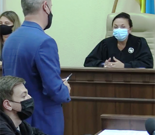 Суд обрав запобіжні заходи молодикам, які побили журналіста у центрі Києва