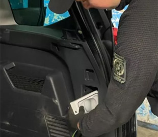 Прикордонники викрили рекордну партію iPhone на українсько-польському кордоні