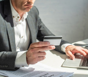 Експерти пояснили, чи можуть ухилянтам блокувати банківські картки