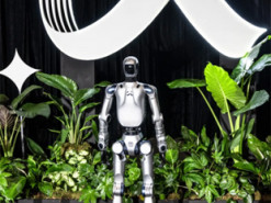 Китайська компанія Honor демонструє гуманоїдний та робототехнічний телефони в AI Pivot