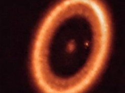 Космічний пологовий будинок. Астрономи опублікували фото народження далекої планети та її супутників