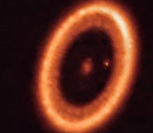 Космічний пологовий будинок. Астрономи опублікували фото народження далекої планети та її супутників