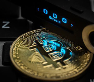 Біткоїн упав на 25% з історичного максимуму: у Bloomberg назвали причини