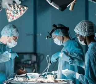 Точність із ШІ. Українські хірурги виконують операції з використанням окулярів доповненої реальності