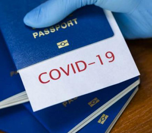 В Киевском аэропорту пятерых мужчин задержали за использование поддельных COVID-сертификатов