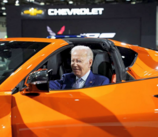 Президент Байден прискорив процес створення зарядних станцій для електротранспорту