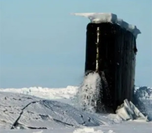 Ударний підводний човен ВМС США прорвався крізь арктичні льоди
