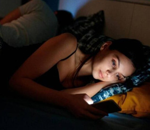 Нове дослідження спростувало міф про шкоду смартфона перед сном