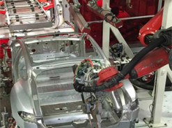 Робот Tesla напав на інженера: яку компенсацію хоче відсудити працівник