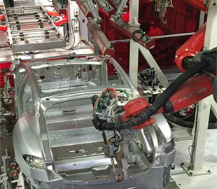 Робот Tesla напав на інженера: яку компенсацію хоче відсудити працівник