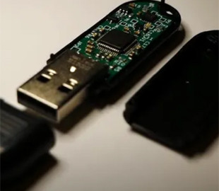 Новий USB-накопичувач має функцію самознищення