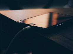 Чому не варто залишати зарядку в розетці: приховані ризики для дому та техніки