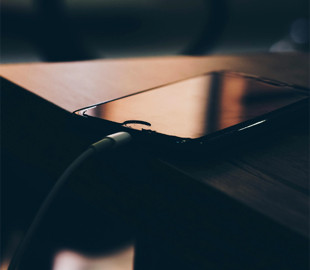 Чому не варто залишати зарядку в розетці: приховані ризики для дому та техніки