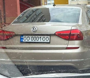 В Україні помітили автомобіль з дуже рідкісним номерним знаком