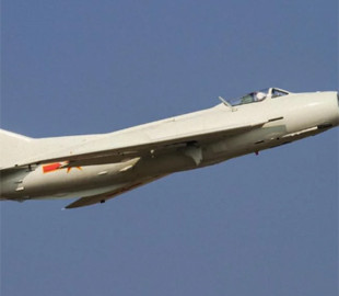 Китай розгорнув біля Тайваню сотні літаків, переобладнаних на дрони, - Reuters