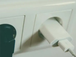 Ось що насправді відбувається, коли ви залишаєте зарядники у розетці