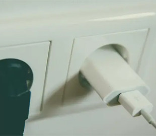 Ось що насправді відбувається, коли ви залишаєте зарядники у розетці