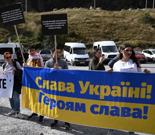 Журналісти показали, як у Грузії «зустрічають» росіян, що втекли від мобілізації (ФОТО)
