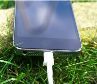 Як легко почистити гніздо зарядки смартфона: покрокова інструкція