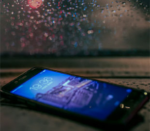 Розмова телефоном під час грози — чи може вразити блискавка