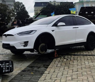 Відповідь Ілону Маску: у Києві серед розбитої російської техніки залишили Tesla (фото)