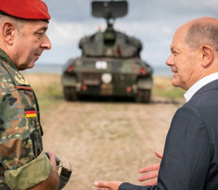 Шольц відвідав солдатів ЗСУ, які навчаються у Німеччині