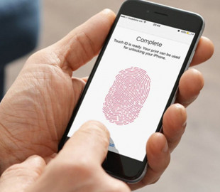 Apple может вернуть сканер отпечатка пальца в следующем iPhone и убрать порт для зарядки