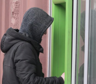 Помилковий переказ на чужу картку: чи є шанс повернути гроші