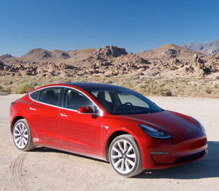 Суд Німеччини заборонив налаштовувати склоочисники в електромобілях Tesla під час руху: був прецедент