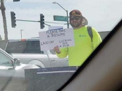 Американец безуспешно искал работу в онлайне. Он встал с табличкой у дороги и получил сотню предложений