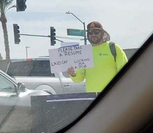 Американец безуспешно искал работу в онлайне. Он встал с табличкой у дороги и получил сотню предложений