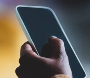 Чому не варто давати свій смартфон іншій людині: названо головні ризики