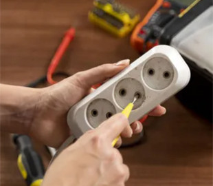 Ніколи не вмикайте їх у подовжувач: які прилади безпечні лише для розеток
