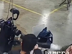 У Китаї людиноподібний робот напав на інженера: у мережі з’явилося відео