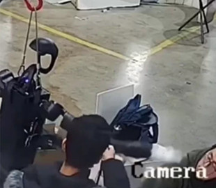 У Китаї людиноподібний робот напав на інженера: у мережі з’явилося відео