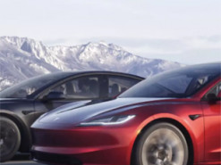 Tesla відкликала 200 тисяч машин через збій у камерах заднього виду