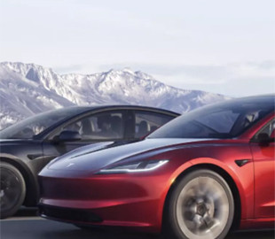 Tesla відкликала 200 тисяч машин через збій у камерах заднього виду