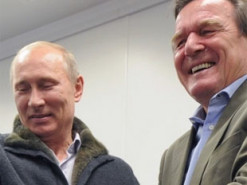 Позбавили офісу та співробітників. Друг Путіна Шредер судиться з німецькою владою