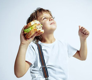 Знайдено спосіб, як відучити дітей від перекусів шкідливою їжею