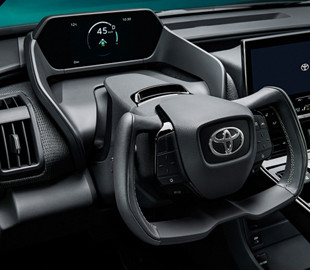 Toyota для своего первого электромобиля «скопировала» штурвал у Tesla