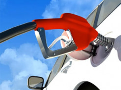 У Росії збираються знову заборонити експорт пального: ціни на бензин розганяють інфляцію