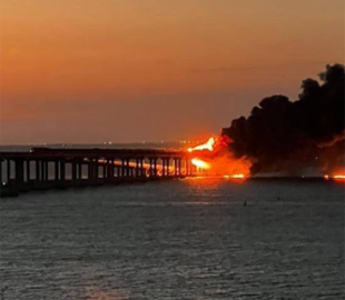 Рух Кримським мостом повністю зупинений, на АЗС півострова - величезні черги