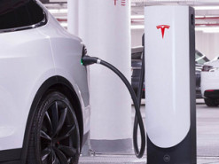 Tesla сделала бесплатной скоростную зарядку на станциях Supercharger