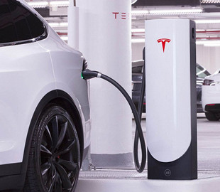 Tesla сделала бесплатной скоростную зарядку на станциях Supercharger