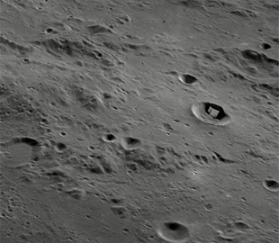 Уфолог обнаружил двухкилометровую металлическую конструкцию на Луне